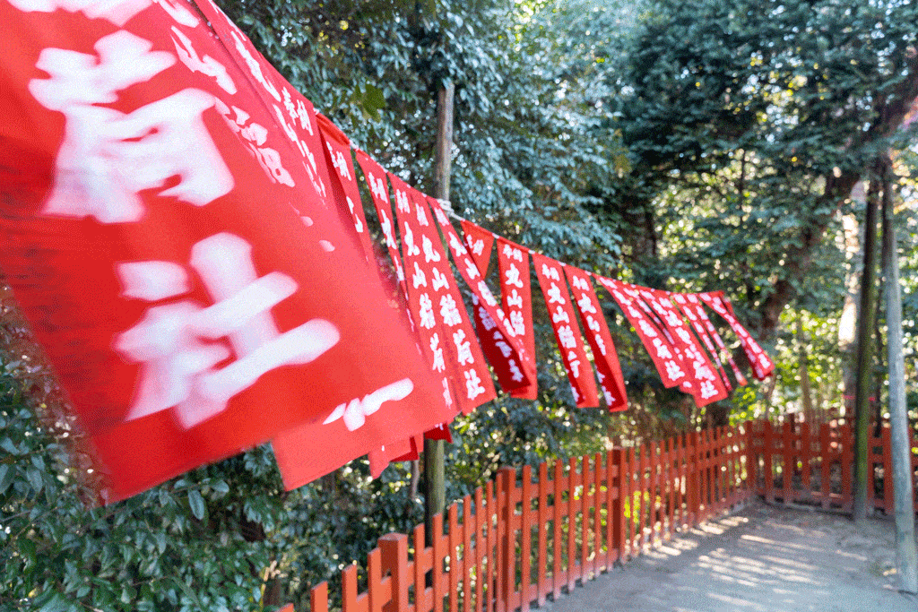 Hachimangu red prayer flags in Kamakura day trip from Tokyo