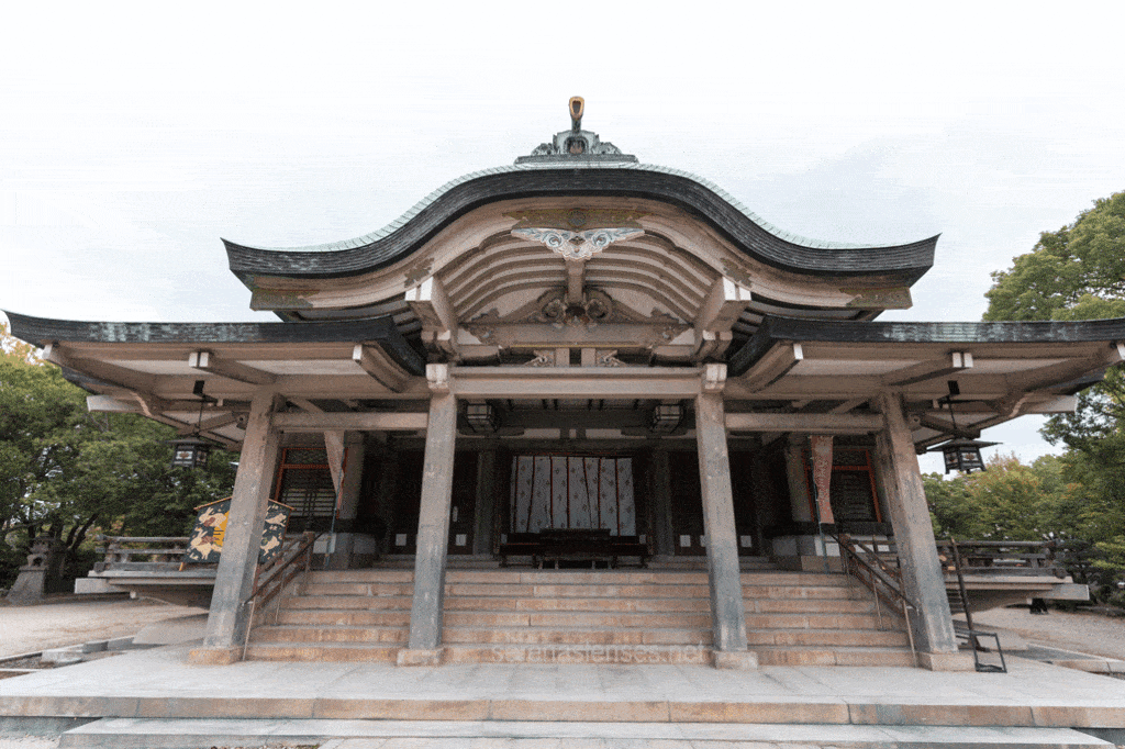 Hokoku Shrine in Osaka Castle Park 